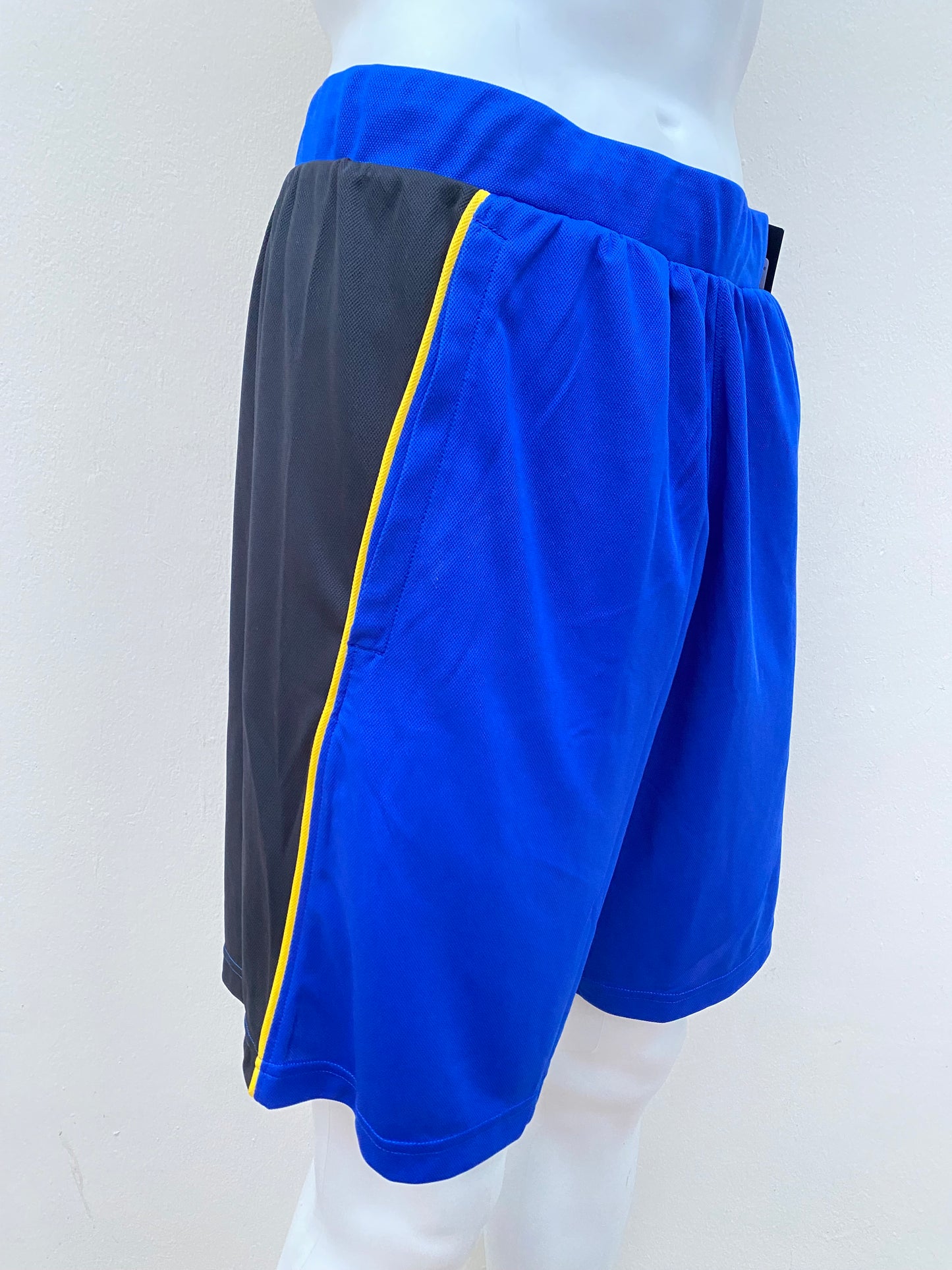 Bermuda Deportiva Under Armour original, negra con azul y línea amarilla con estampado de la marca en amarillo