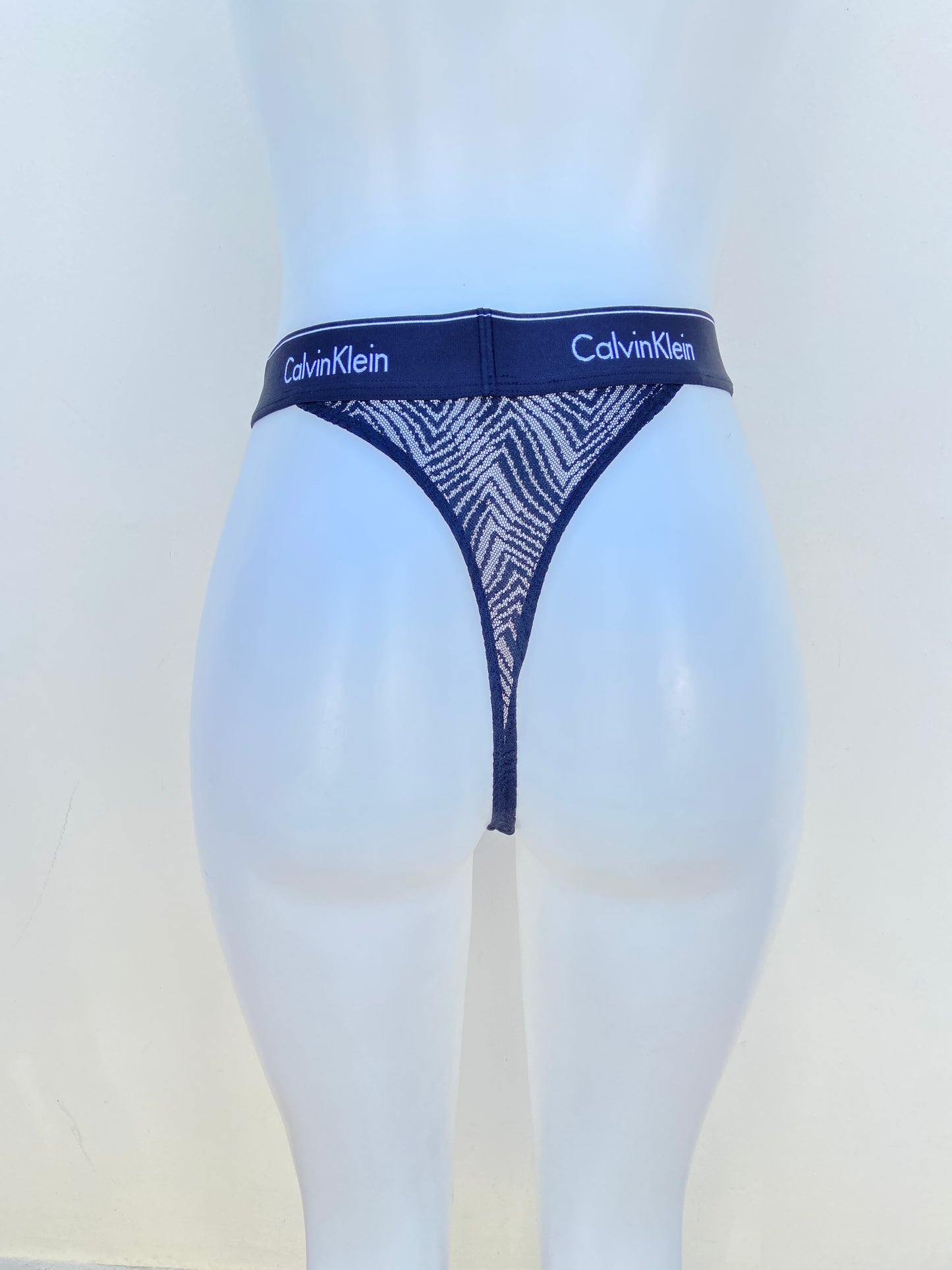 Panti Calvin Klein original negro transparente.