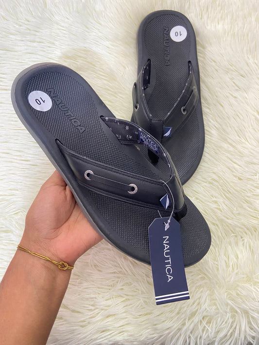 Sandalias NAUTICA original, negra con suelas en color gris y logotipo de la marca delante.