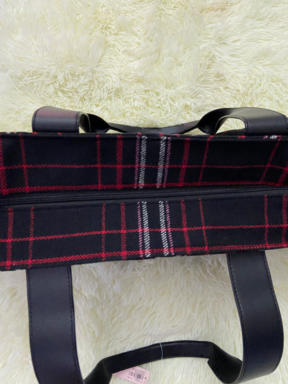 Bulto/Cartera VICTORIA’S SECRET original negro con rayas en color rojo, rosado y blanco y placa VS en dorado, tela.