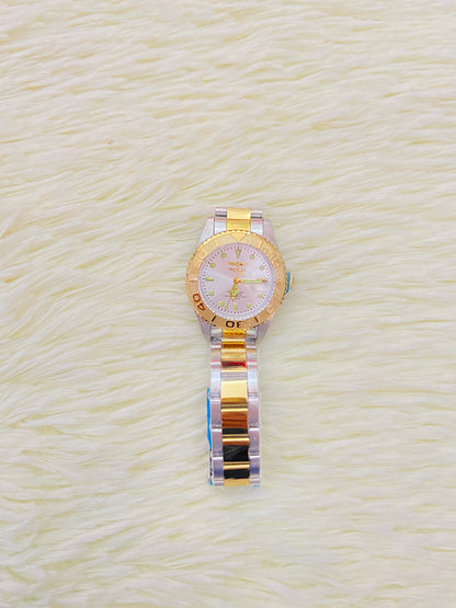 Reloj INVICTA original plateado con dorado  y manecillas en color verde.