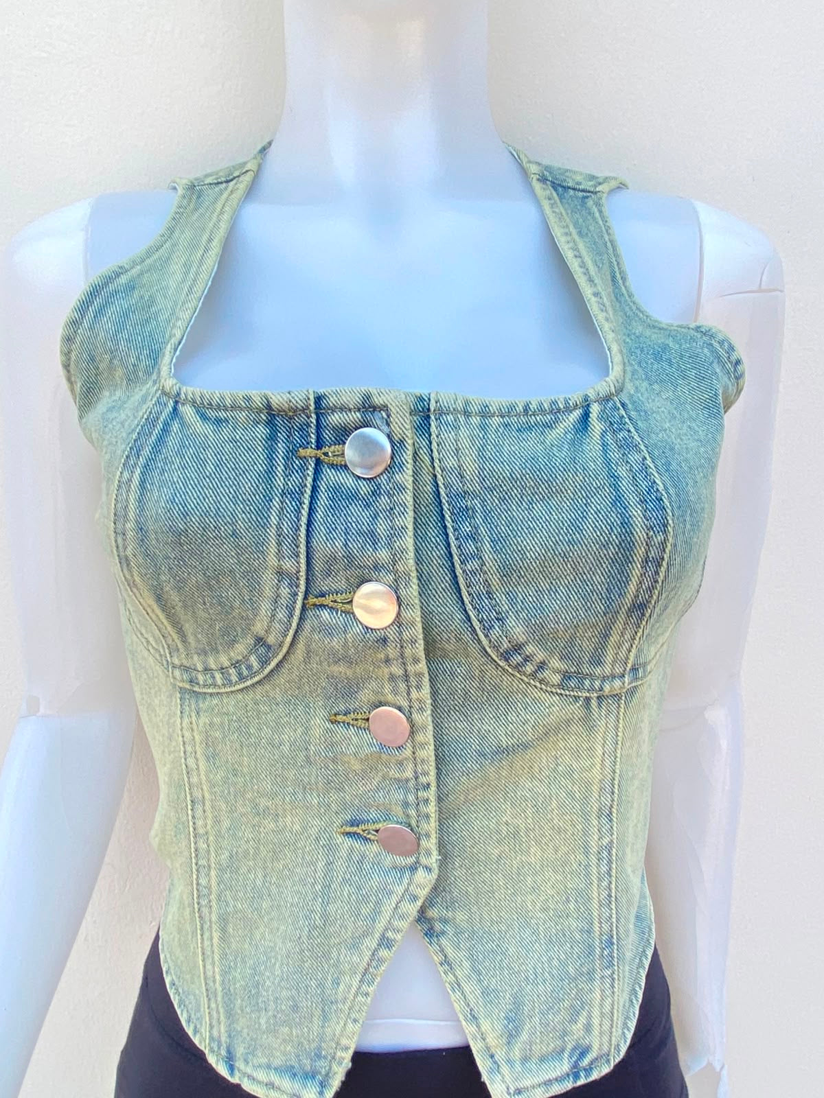 Top/Corset jean con degradado amarillo y botones al frente en color plateado.