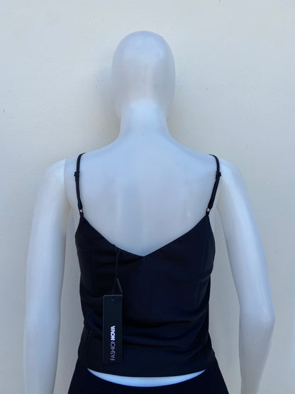 Top en color negro con tiros ajustables y con tela de seda.