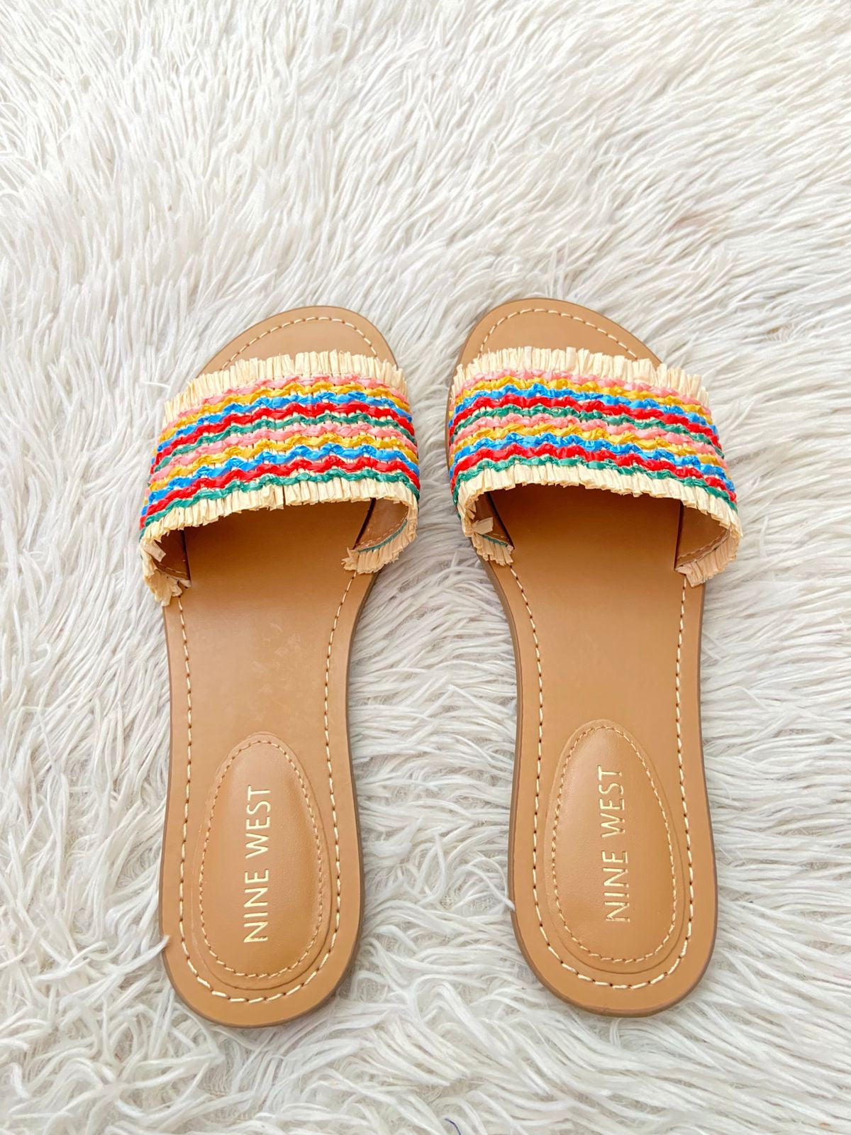 Sandalias NINE WEST original, crema con diseño de pajas al frente multicolor.