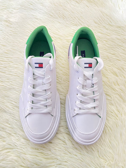 Tenis TOMMY HILFIGER original, blanco con verde en la parte trasera y letras HILFIGER en los costados.