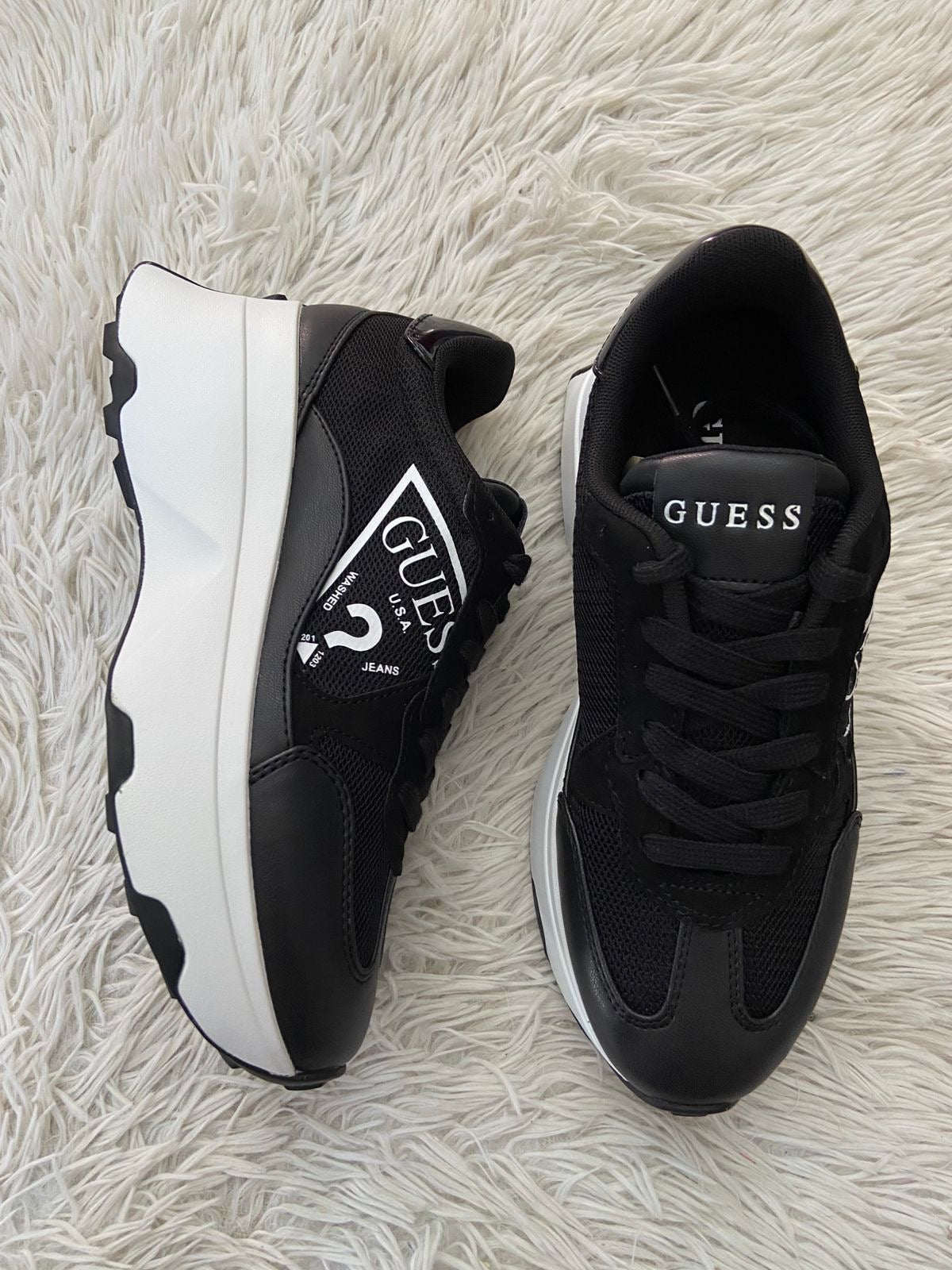Tenis GUESS original negro, con suelas altas en color blanco y letras “ GUESS ? “ en blanco.