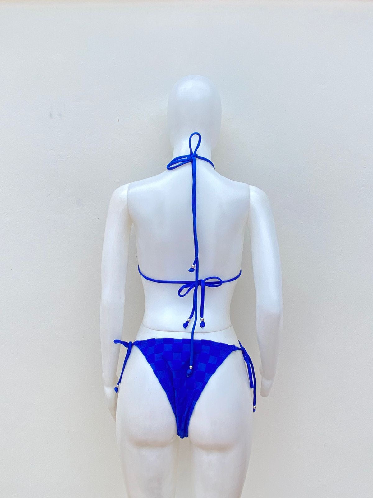 Biquini, azul rey con estampado de cuadros y lazos ajustables.