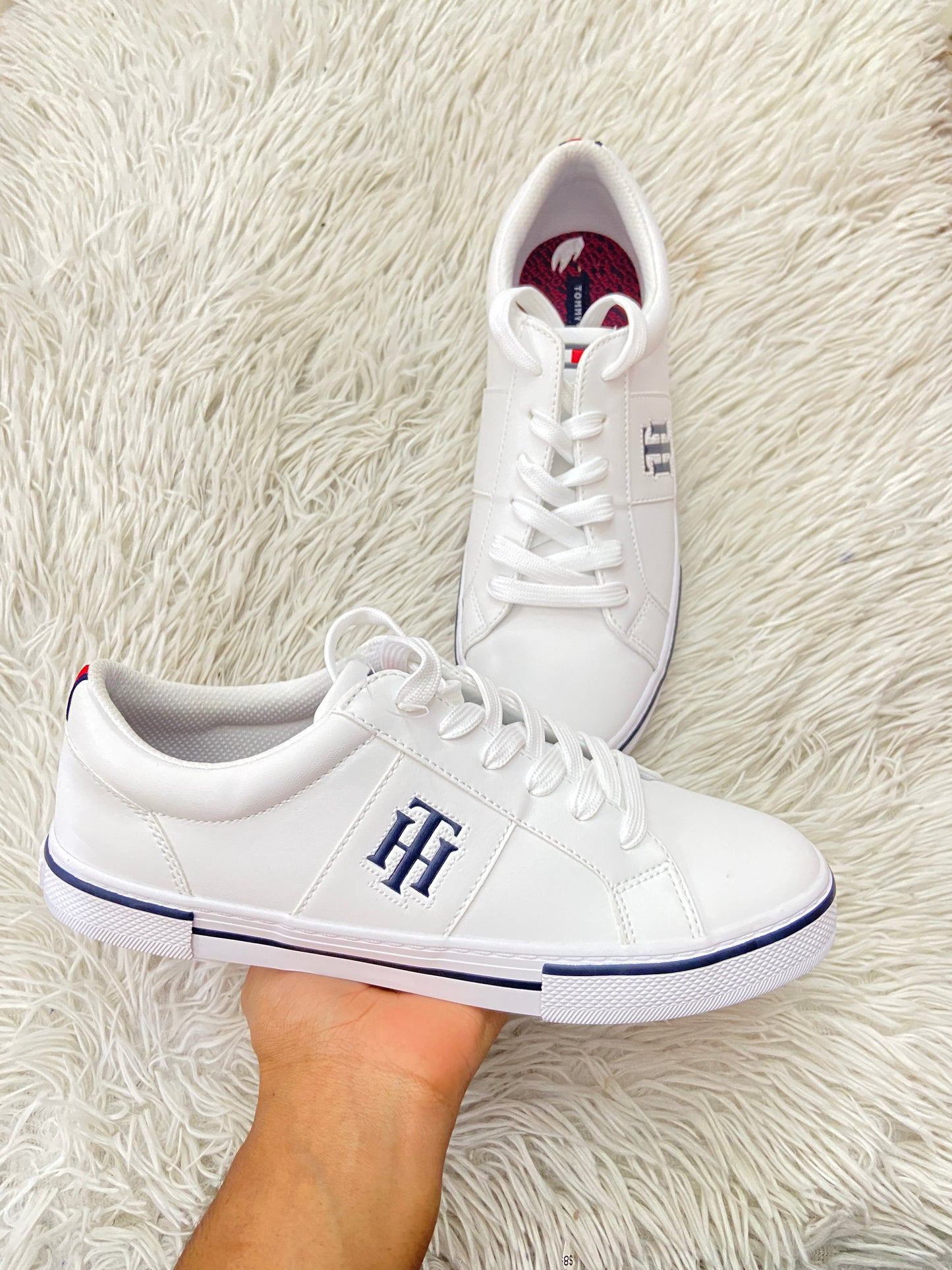 Tenis Tommy Hilfiger original blanco, con logotipo TH en azul.