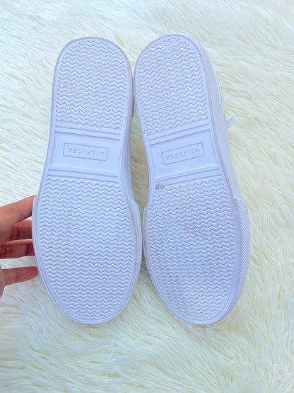 Tenis TOMMY HILFIGER original, blanco con verde en la parte trasera y letras HILFIGER en los costados.