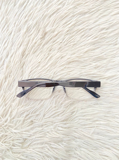 Lentes diseñados con protección UV 100-400 para proteger tu visión. En color negro y transparente abajo, micas claras.