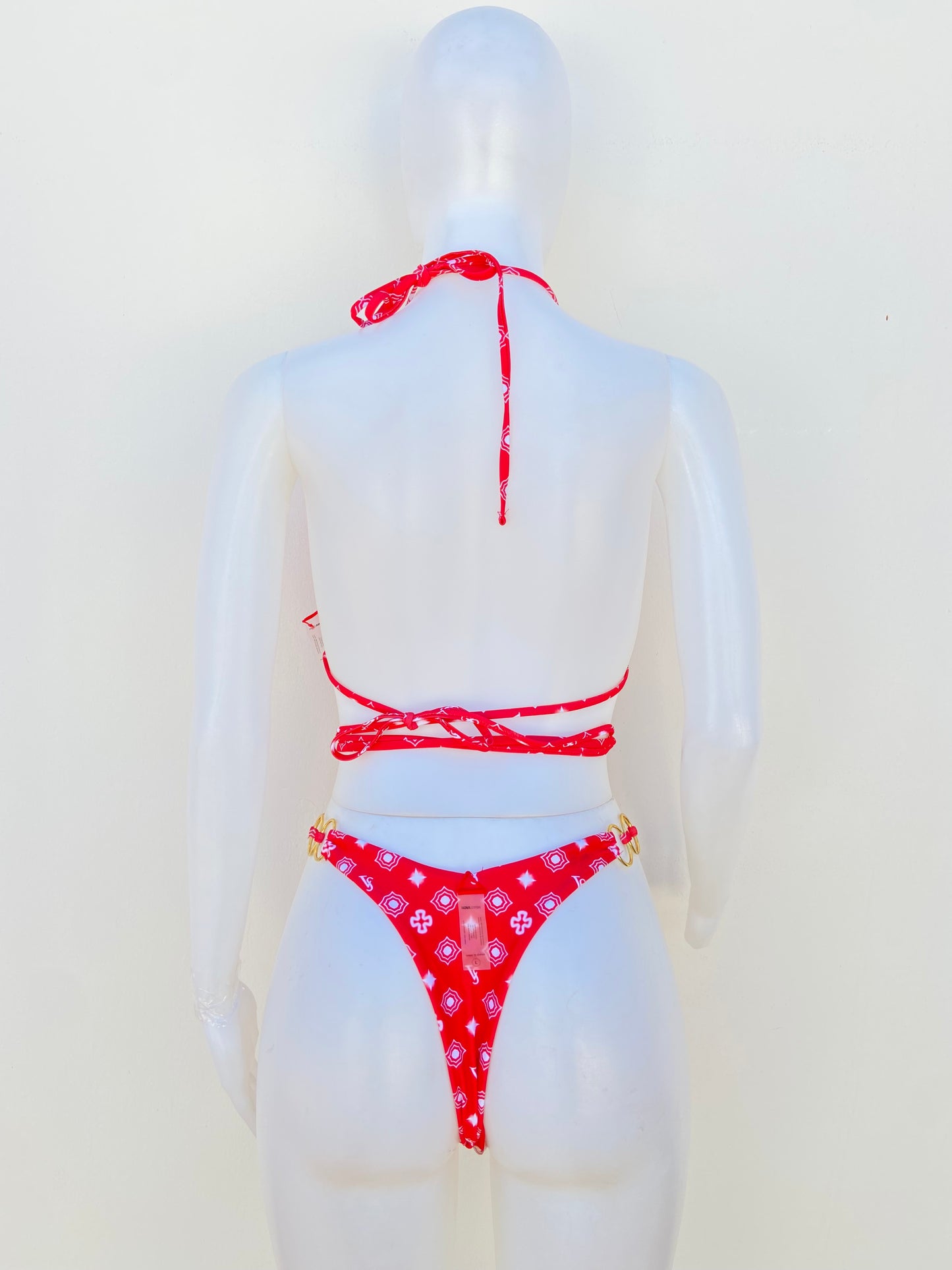 Biquini, rojo con estampado en color blanco y Cadena dorada en los lados.