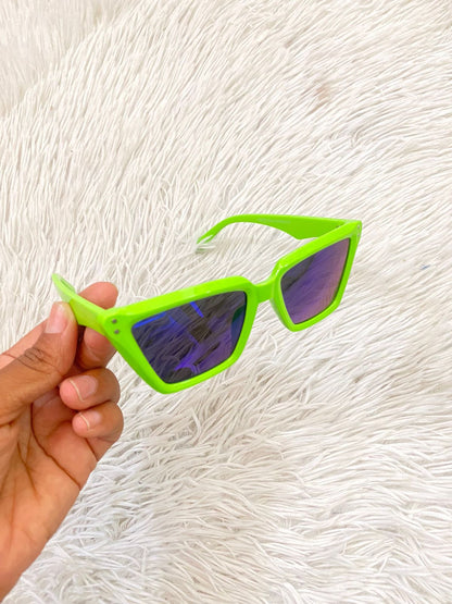 Lentes diseñados con protección UV 100-400 para proteger tu visión. Verde con micas en color azul.