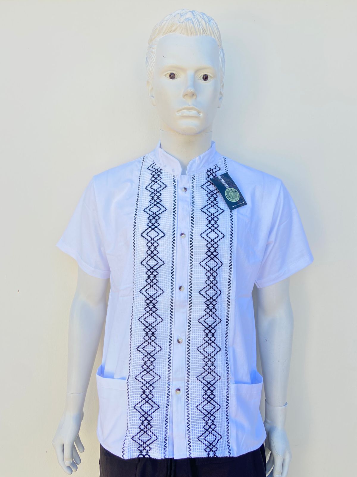 Camisa ARTESANO SOUL  original, blanca con bordado en hilo negro, cuello mandarín.