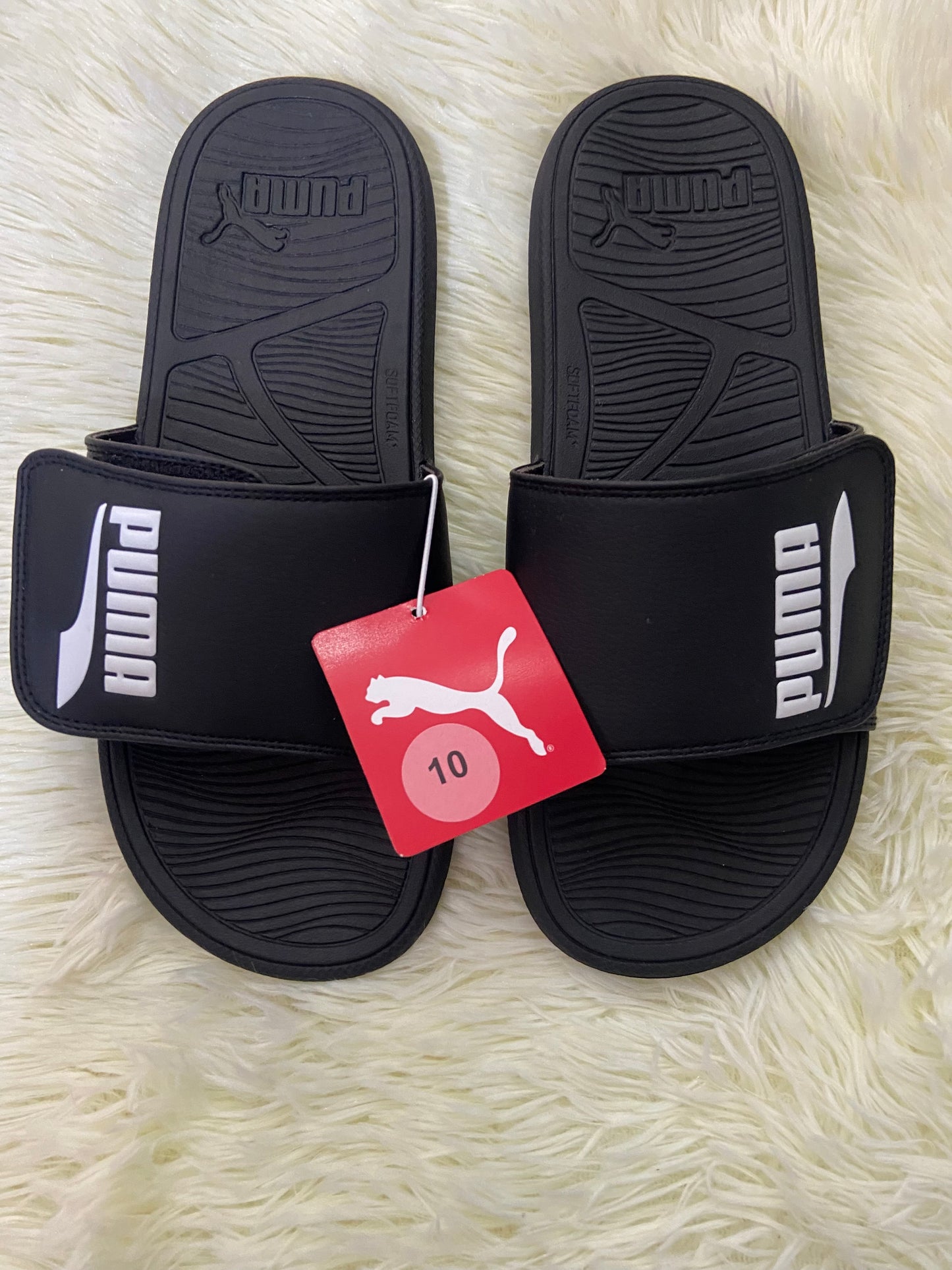 Sandalias PUMA original, negra con letras PUMA eñ color blanco en los lado.