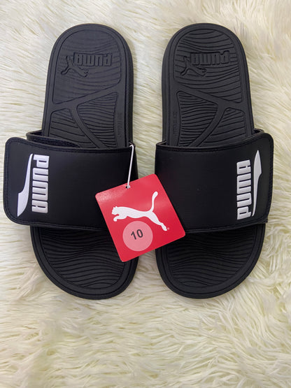 Sandalias PUMA original, negra con letras PUMA eñ color blanco en los lado.