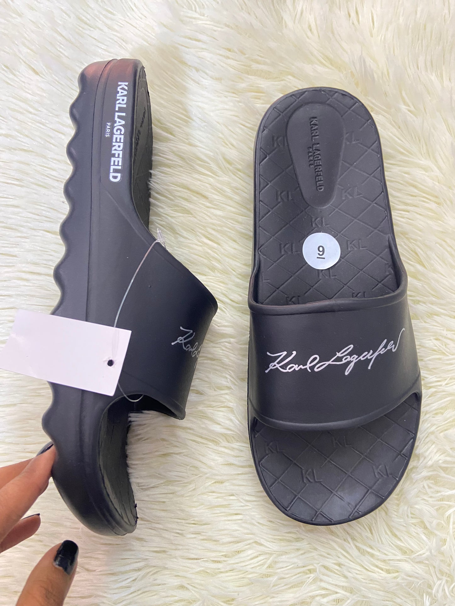 Sandalias KARL LAGERFELD original, negra con letras de la marca en cursiva.