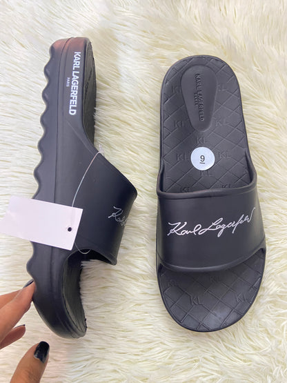 Sandalias KARL LAGERFELD original, negra con letras de la marca en cursiva.