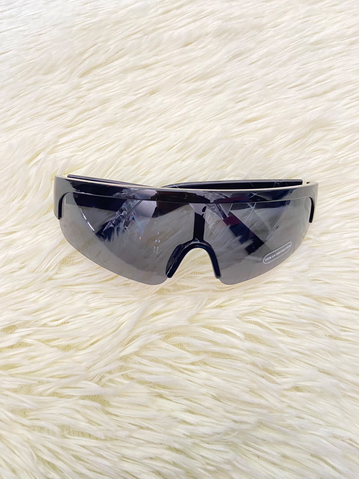 Lentes, negro con montura gruesa y protección UV 100%.