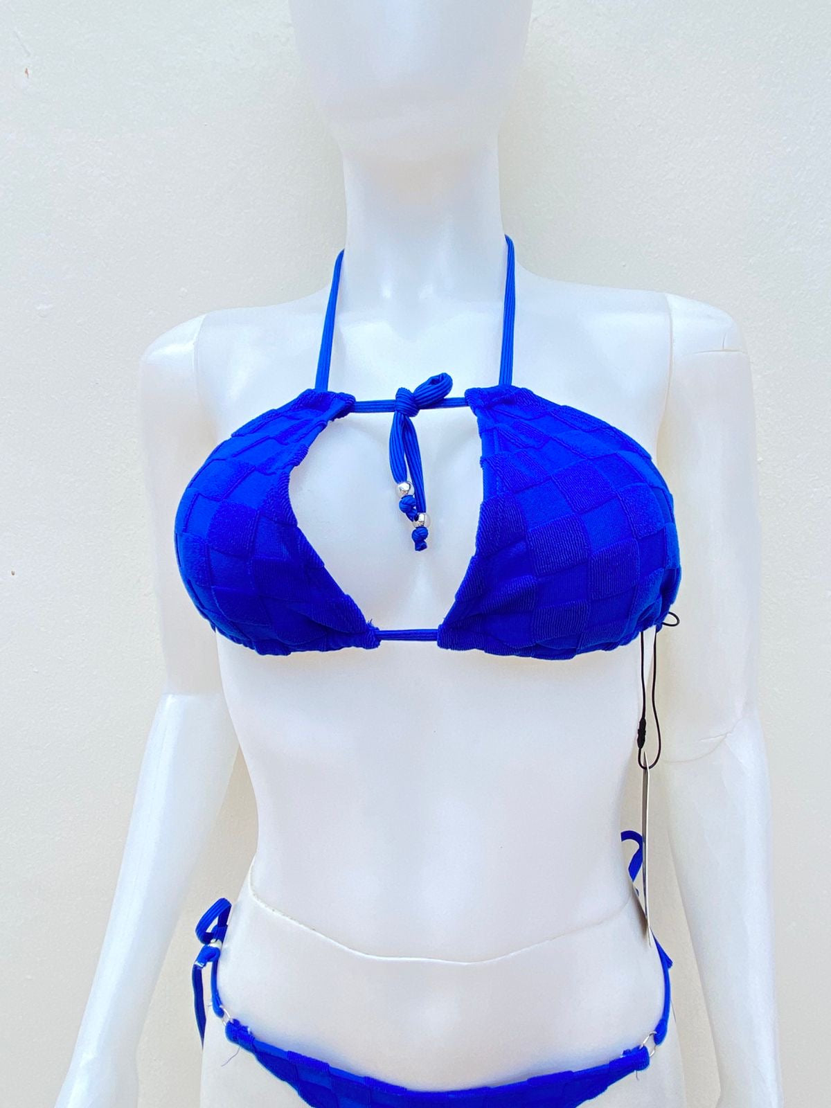 Biquini, azul rey con estampado de cuadros y lazos ajustables.