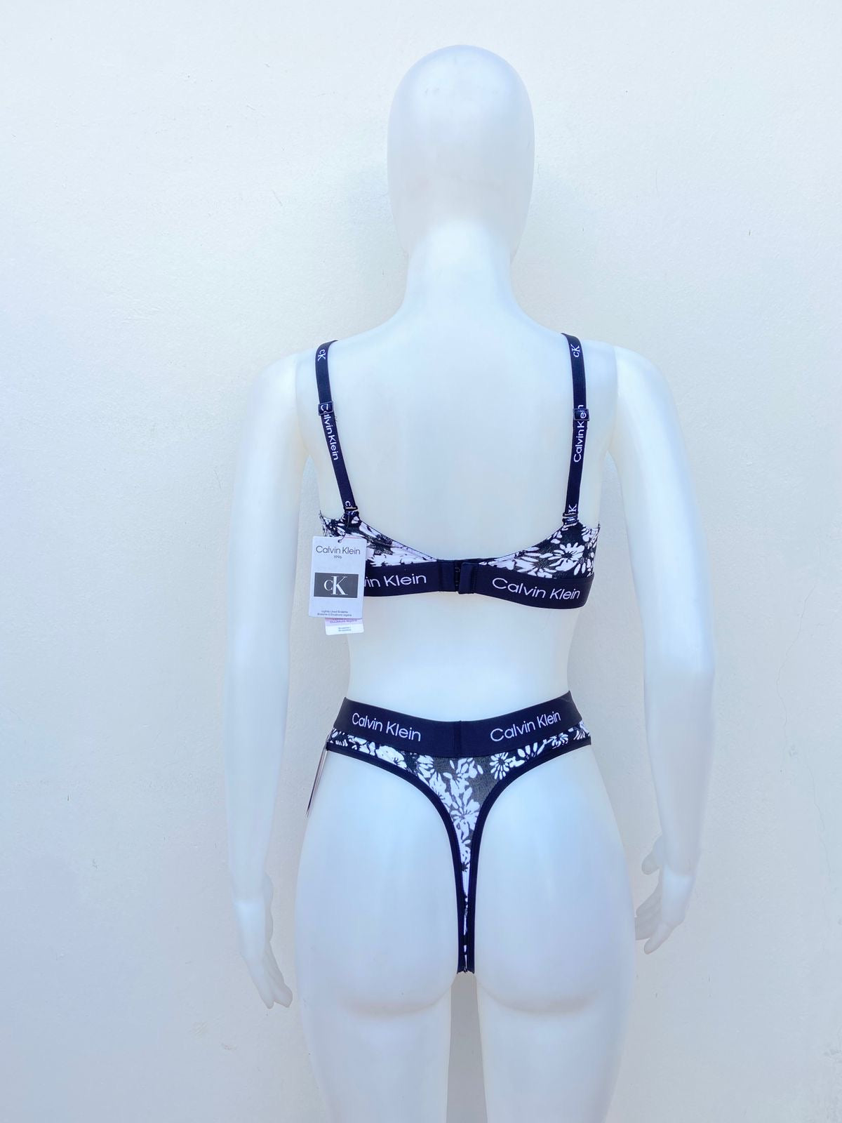 Conjunto Calvin Klein original, negro con blanco Panti y brasier con estampado de rosa y cK en el centro.