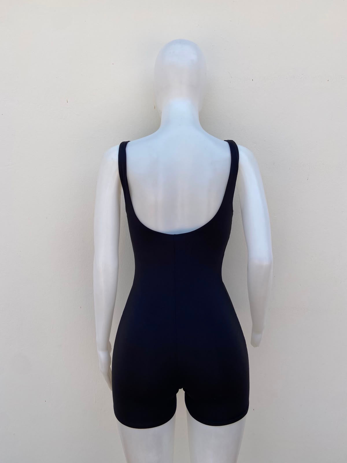 Enterizo H + H BY HEART HIPS original, negro liso con escote.