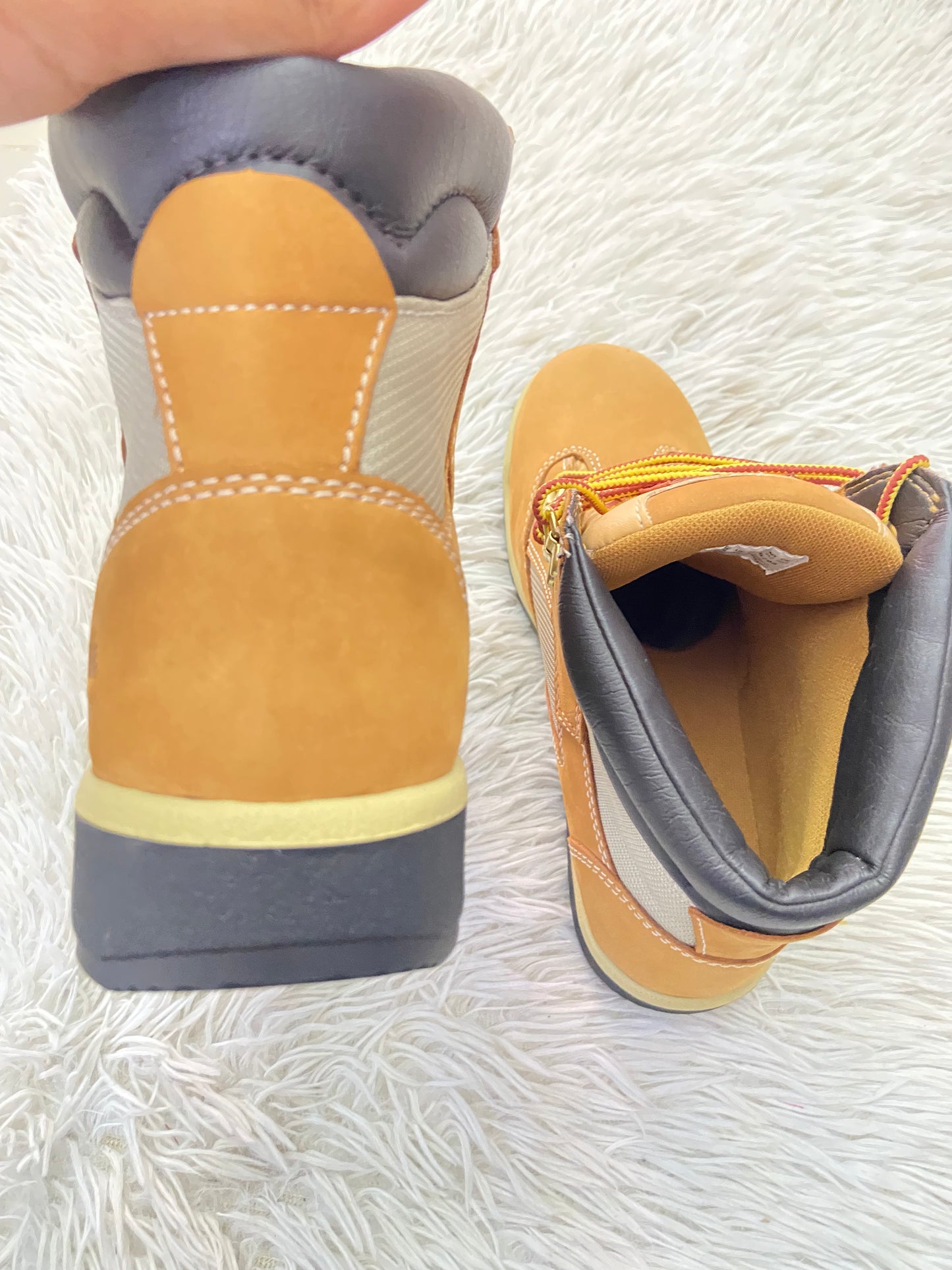 Botas TIMBERLAND original marron con suela en color negro y crema y logotipo de la marca al lado y en frente.