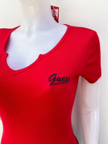 T-shirt GUESS original, rojo liso con letras GUESS en cursivas en color negro, con cuello V.