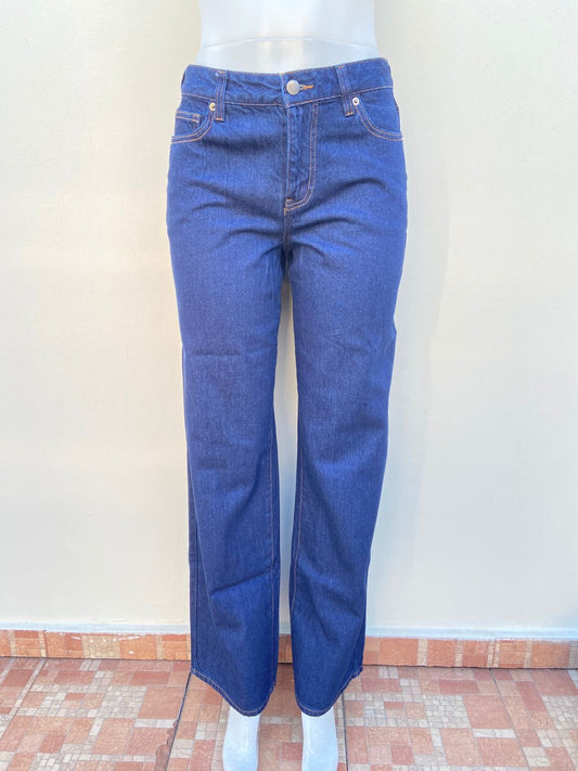 Pantalon jean azul oscuro liso con detalle de estrella con tela roja en los bolsillos de atras.