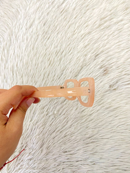 Lentes diseñados con protección UV 100-400 para proteger tu visión. En color rosadito claro con micas azules claras