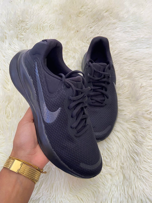 Tenis NIKE original negro completos, deportivos, con cordones del mismo color.