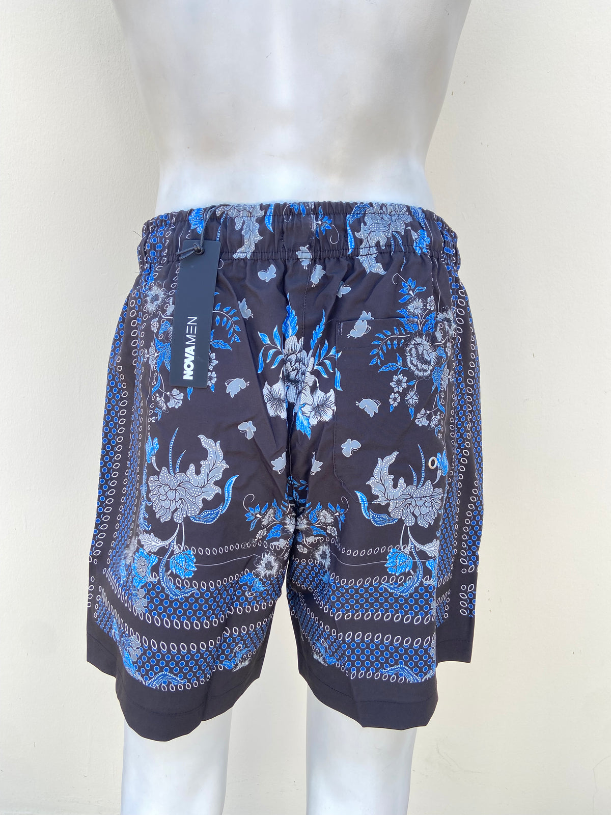Bañador/Baggy , negro con estampado de flores en color azul marino y gris.