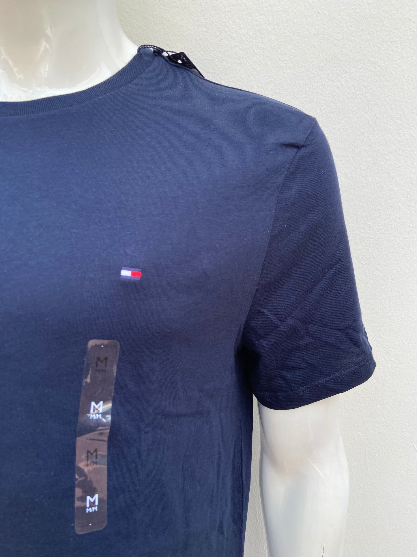 T-shirt TOMMY HILFIGER original, azul marino con pequeño logotipo al lado.