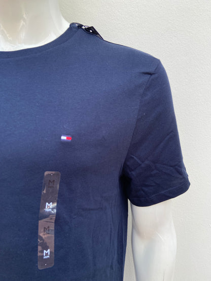 T-shirt TOMMY HILFIGER original, azul marino con pequeño logotipo al lado.