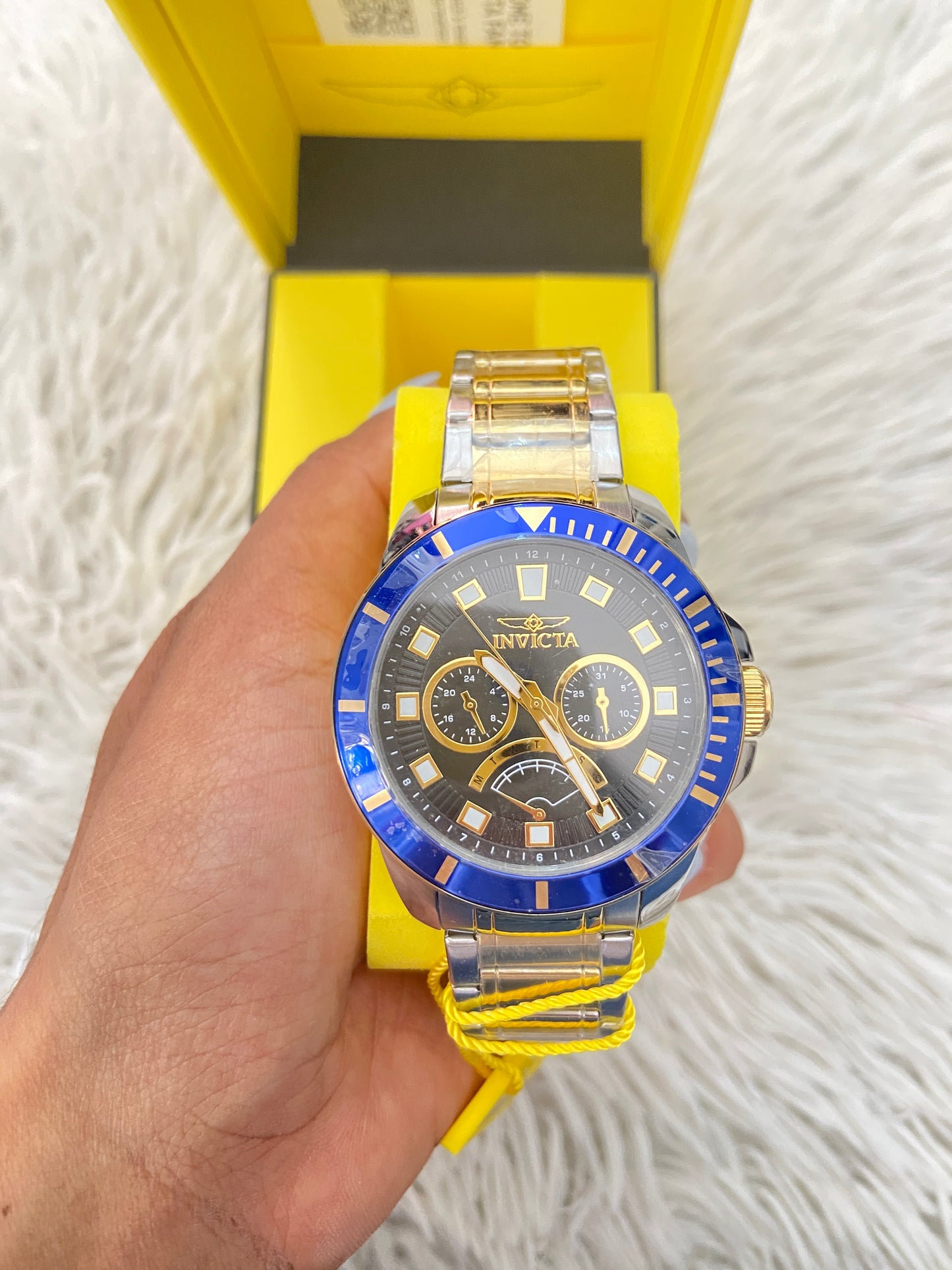 Reloj INVICTA original plateado con dorado y detalles azul en frente.