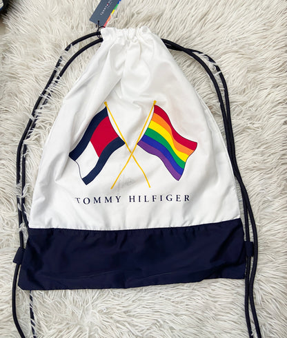 Bulto Tommy Hilfiger original blanca con banda en azul marino y bandera de Tommy.