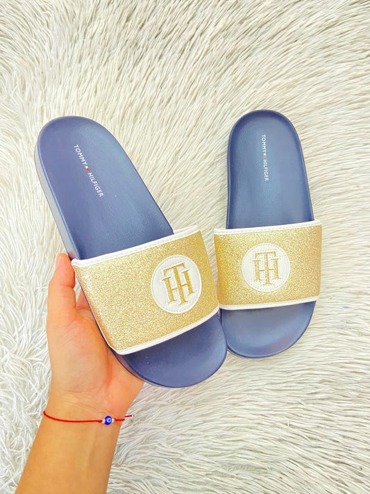 Sandalias TOMMY HILFIGER Original en color azul marino en el interior y brillo dorado al frente con logotigo de la marca en blanco