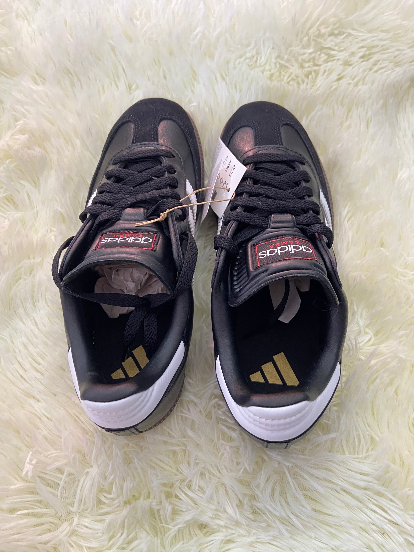 Tenis ADIDAS SAMBA original, negro con suelas en color marron, líneas en color blanco con letras SAMBA en dorado.