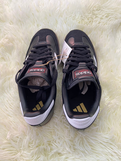 Tenis ADIDAS SAMBA original, negro con suelas en color marron, líneas en color blanco con letras SAMBA en dorado.