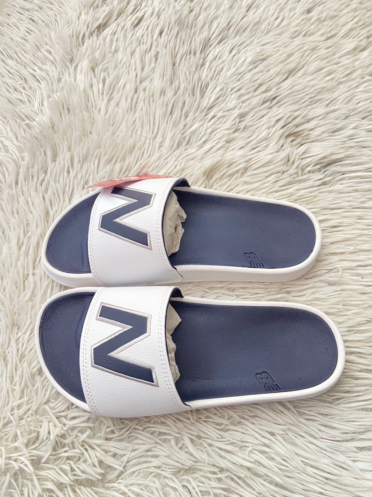 Sandalias NEW BALANCE original, azul marino con blanco y letras N al frente.