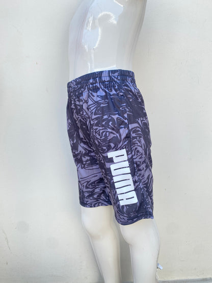 Bermuda niños Puma original, negra con gris, con letras de la marca en blanco.