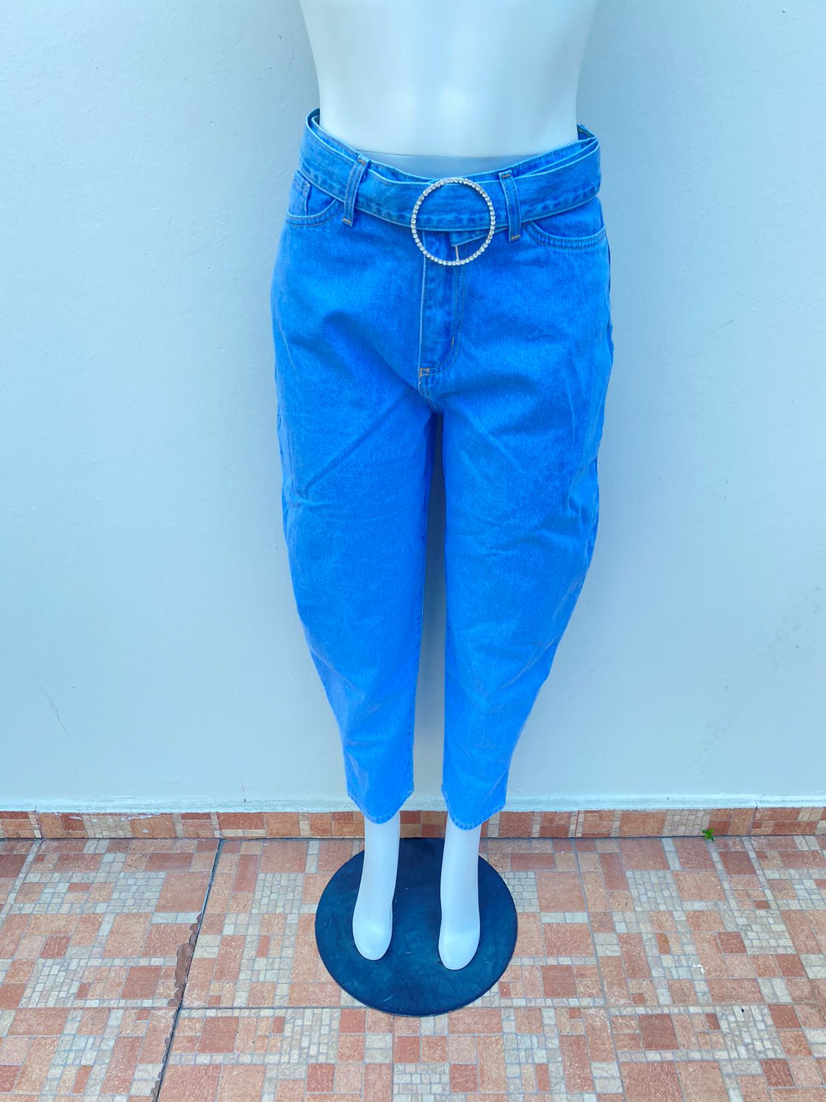 Pantalón Jean Fashion Nova original azul claro liso, BALLOON, con correa adicional.