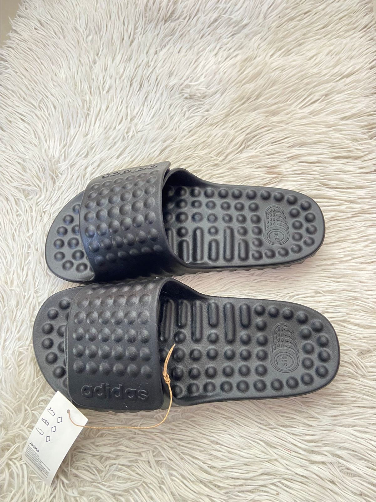 Sandalias ADIDAS original, negra con textura de bolitas, ajustables y letras de la marca.