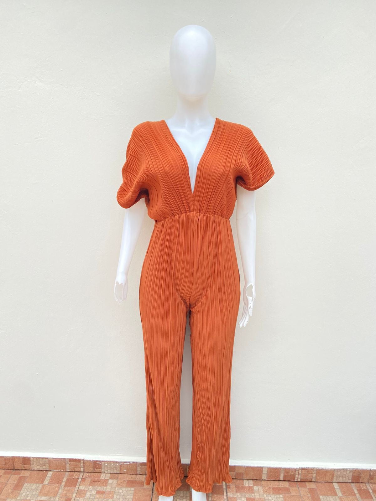 Enterizo/ Jumpsuit, color marrón/ caramelo ( cognac ), con escote en la parte trasera.