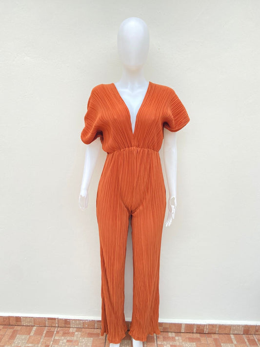 Enterizo/ Jumpsuit, color marrón/ caramelo ( cognac ), con escote en la parte trasera.