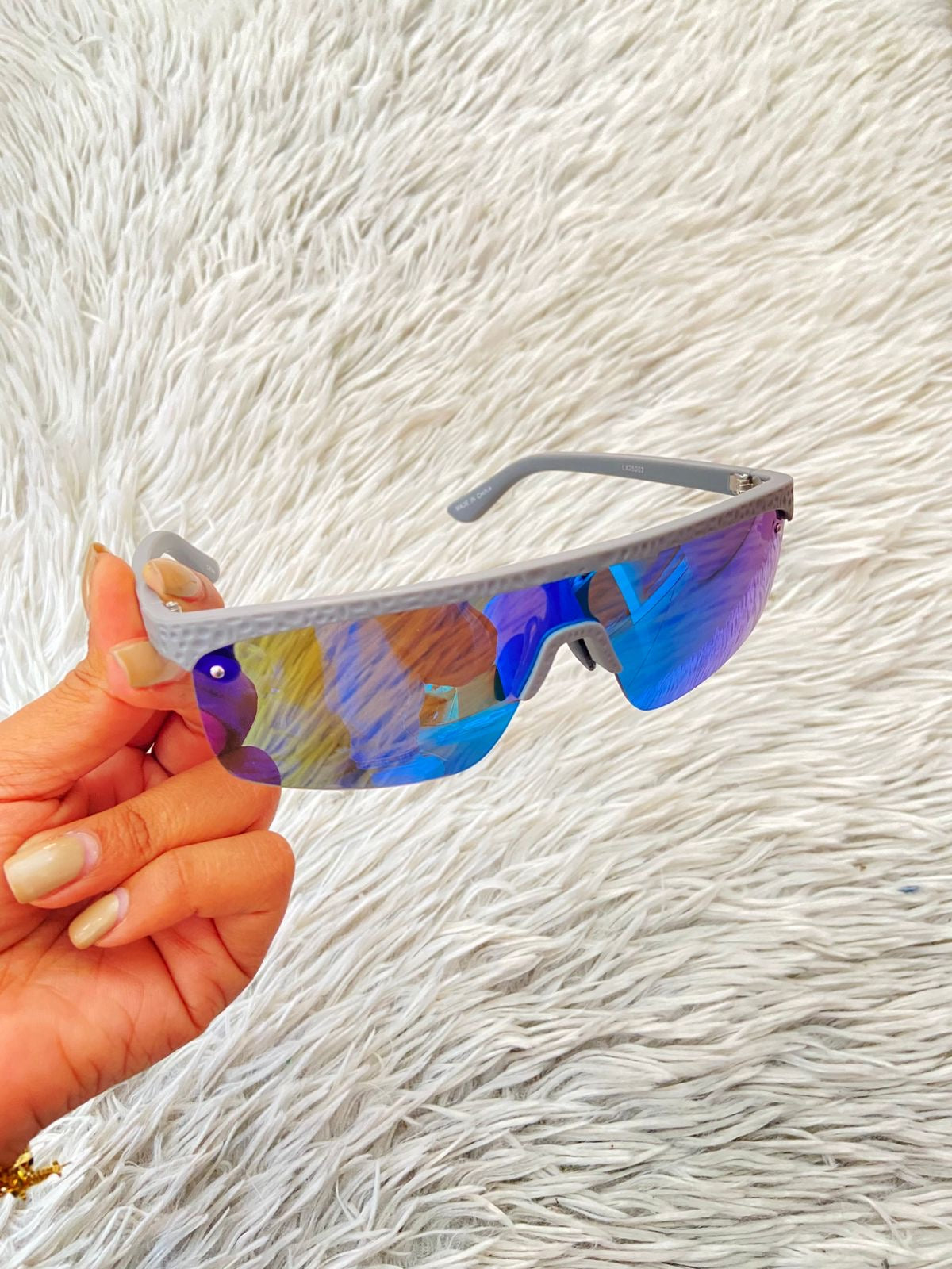 Lentes, diseñados con protección UV 100-400 para proteger tu visión. Azul con montura en gris y micas que cambian de color.