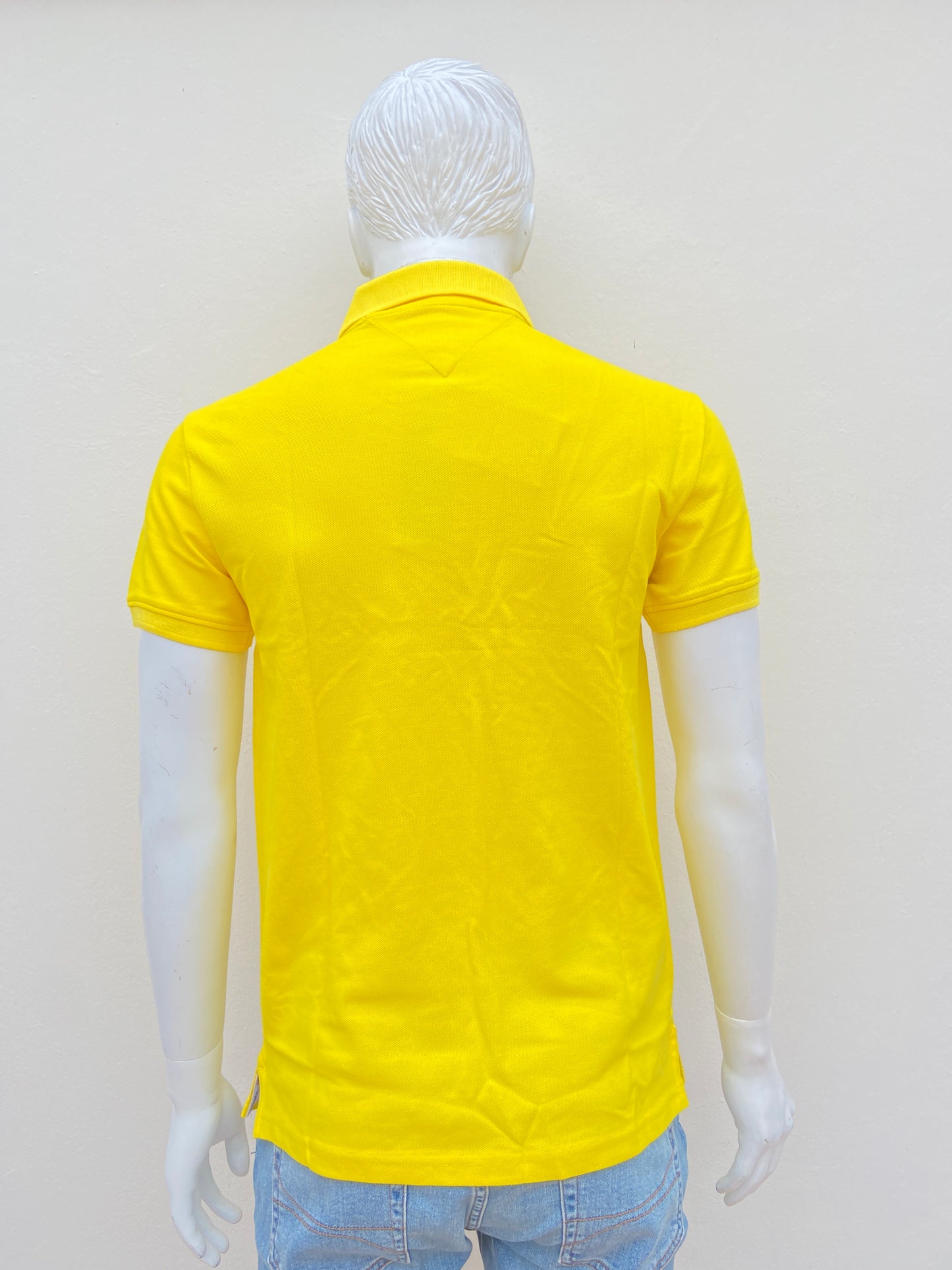 Polocher Tommy Hilfiger original amarillo con pequeño logotipo de la marca.