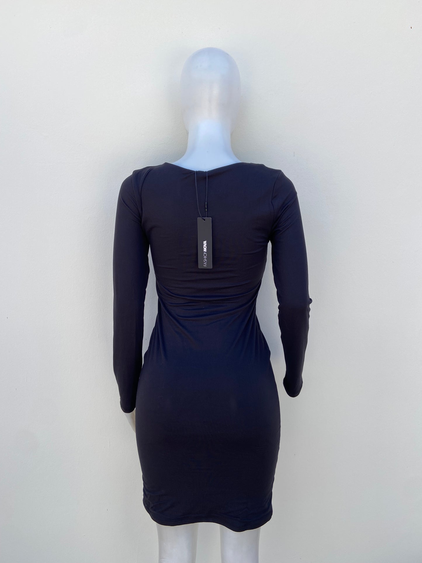 Vestido negro liso manga larga.