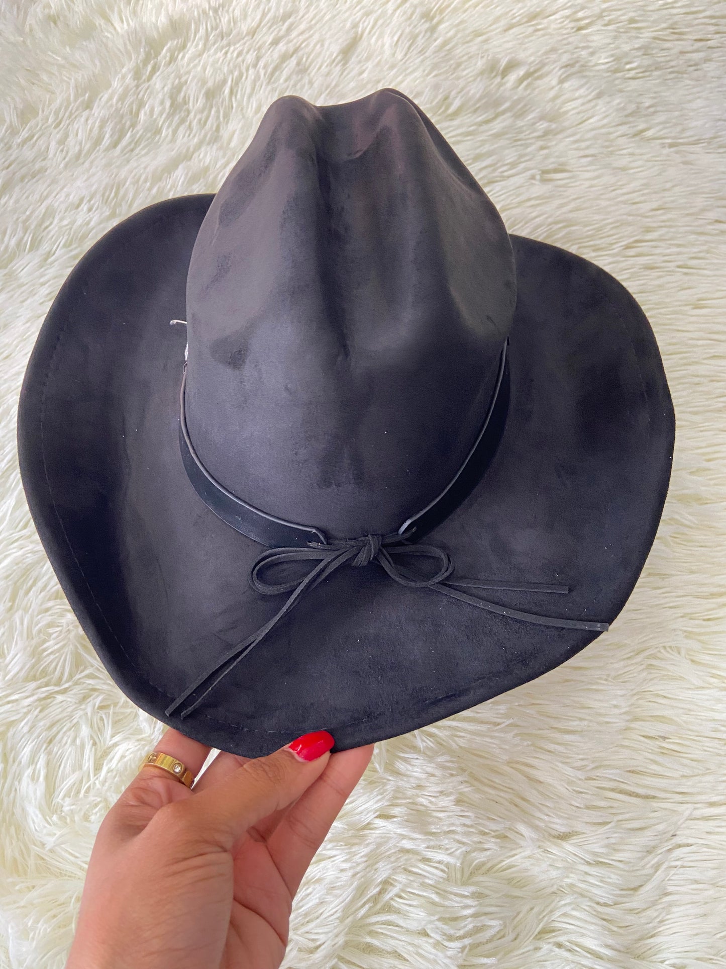 Sombrero, negro con correa y hebillas en color plateado, estilo vaquero.