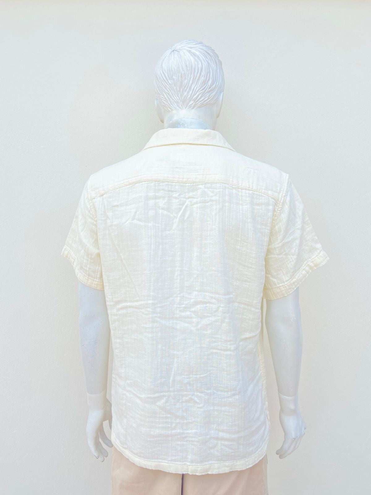 Camisa 100% algodón orgánico AEROPOSTALE Original, en color blanco/crema (beige) con botones en color marron.