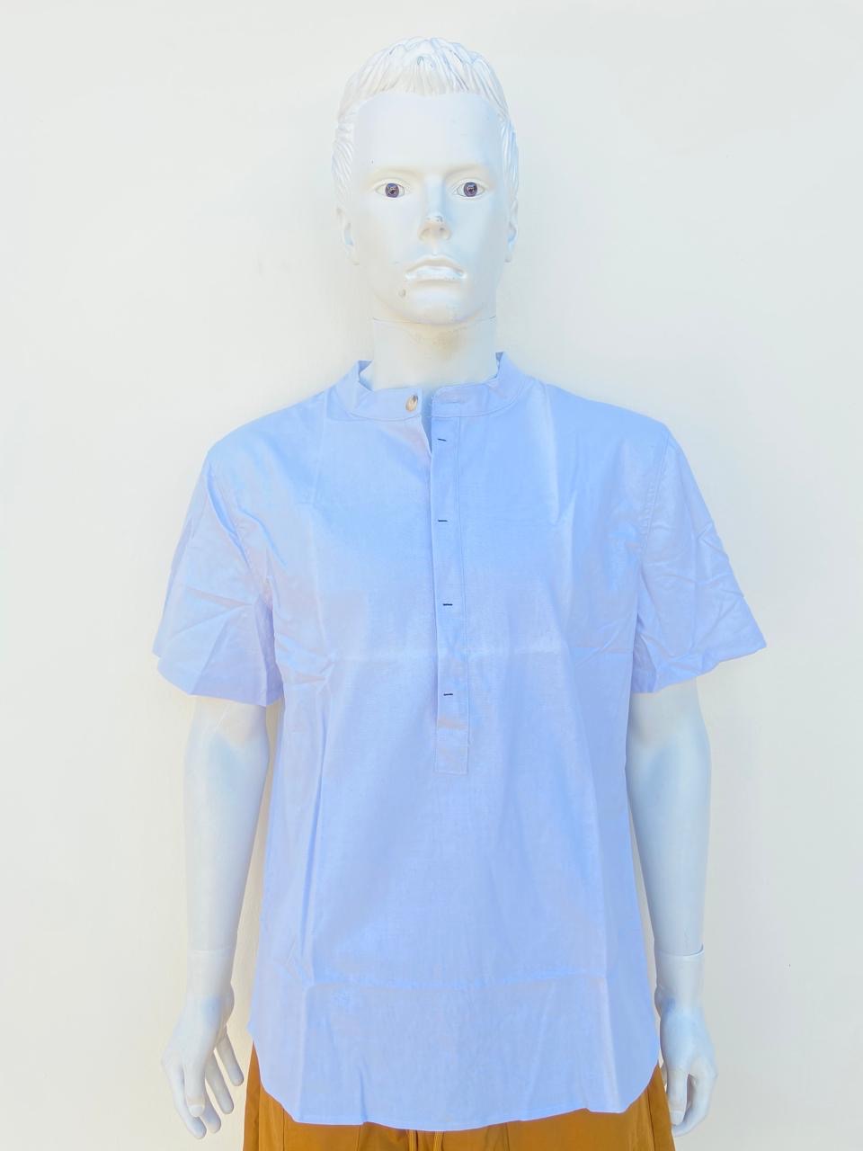 Camisa en color azul claro, manga corta y cuello mandarin.
